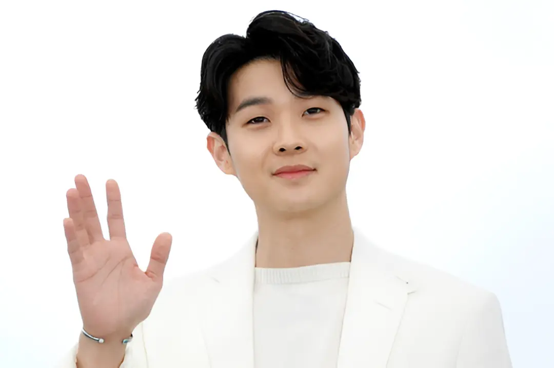 Choi Woo-shik Ungkap Banyak Adegan Improvisasi ‘Gila’ Bareng Jung So-min di Would You Marry Me?”