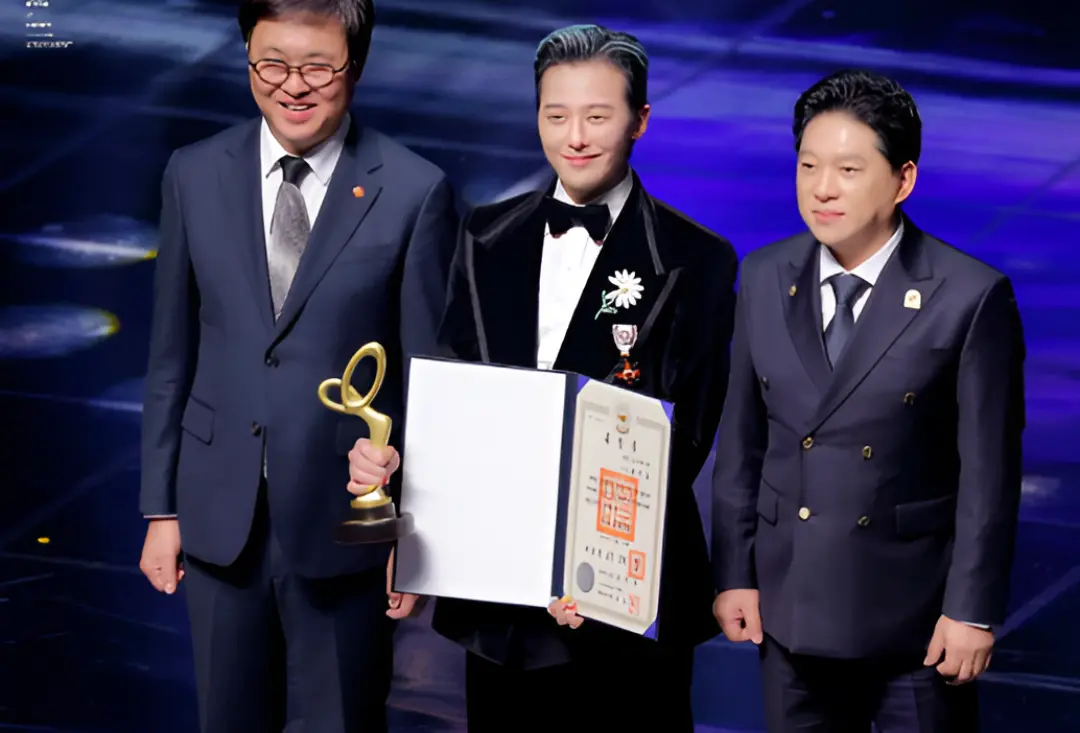 Kembali Mengguncang Dunia, G-Dragon Raih Penghargaan di Usia Muda!